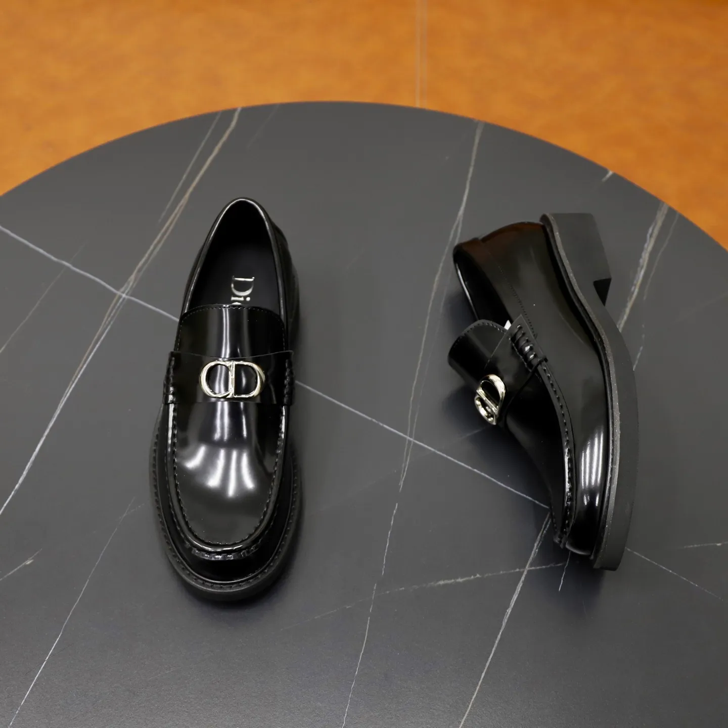 Factory price: 640💰Top original order Brand: Dior DIOR Standard code: Men's size 39-44 (38/45/can be customized) Grade: Same style as the official website Original order quality Material: Original cowhide Water-dyed cowhide lining Original distinguished outsole Style category: Men's fashionable casual leather shoes Distinguished big-name luxury elements top luxury Color: Color of the actual picture